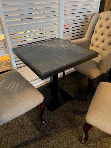 Einzigartig und handgefertigt  Tischplatte Marmoroptik (schwarzer Rahmen) 50 x 50 x 74 cm