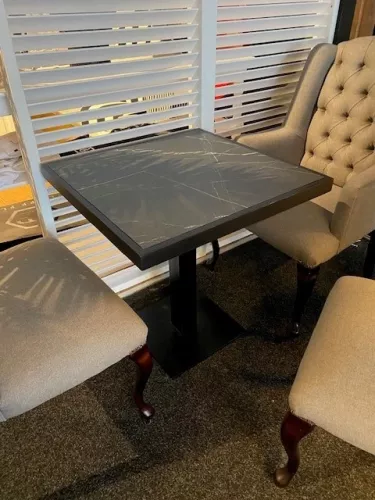 Einzigartig und handgefertigt  Tischplatte Marmoroptik (schwarzes Gestell) 145 x 40 x 110 cm