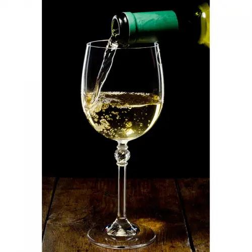 By Kohler Einzigartig und handgefertigt  Weißwein einschenken ins Glas 80x120x2cm (110950)