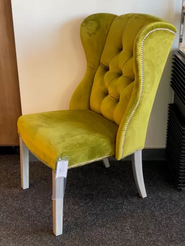 By Kohler Einzigartig und handgefertigt  SALE Roxy Beistell-Esszimmerstuhl – Juke Olive 53 – neue graue Beine – silberne Nägel – silberner Ring (115386)
